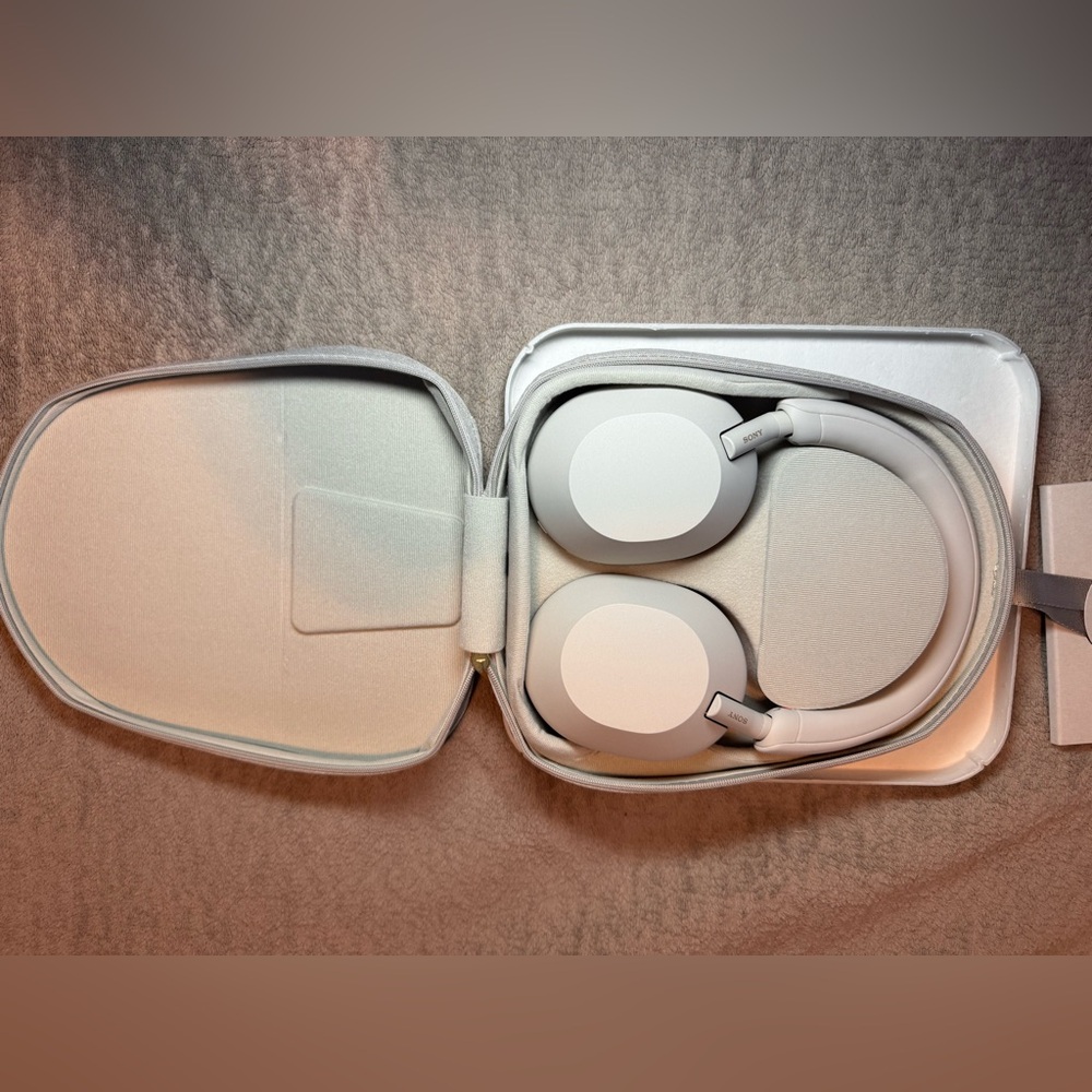 Sony WH-1000XM5 Wireless Noise Canceling headphones - Silver